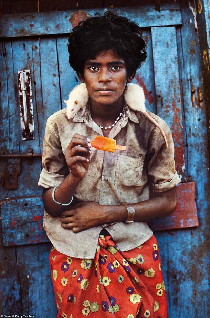 Подросток с крысой-альбиносом, Ченнаи, Индия, 1996 год