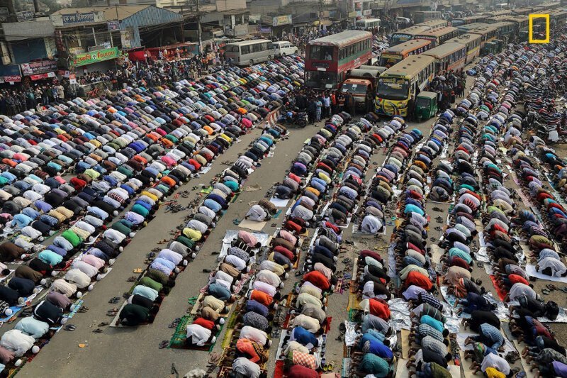 Люди молятся на улице в Дакке, Бангладеш (Фото SANDIPANI CHATTOPADHYAY):
