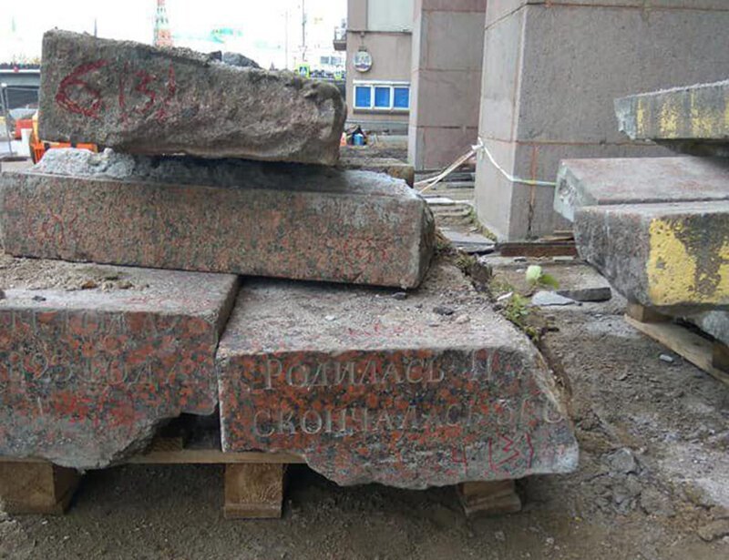 В центре Москвы выкопали могильные плиты. Откуда они?