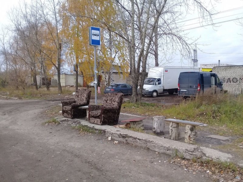 В Нижегородской области местные жители намекнули чиновникам на то, что пора установить нормальную остановку