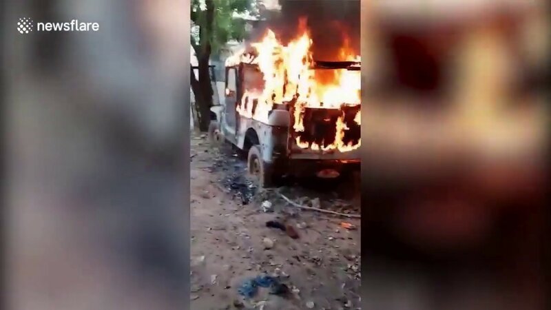 Индийцы спасли щенков, достав их из-под загоревшегося фургона