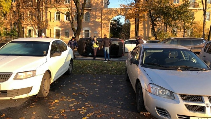 Авария дня. В Петербурге торопливый водитель прилег на бок