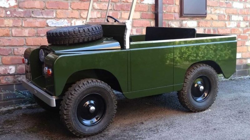 На аукцион выставли детский внедорожник Land Rover с кемпером