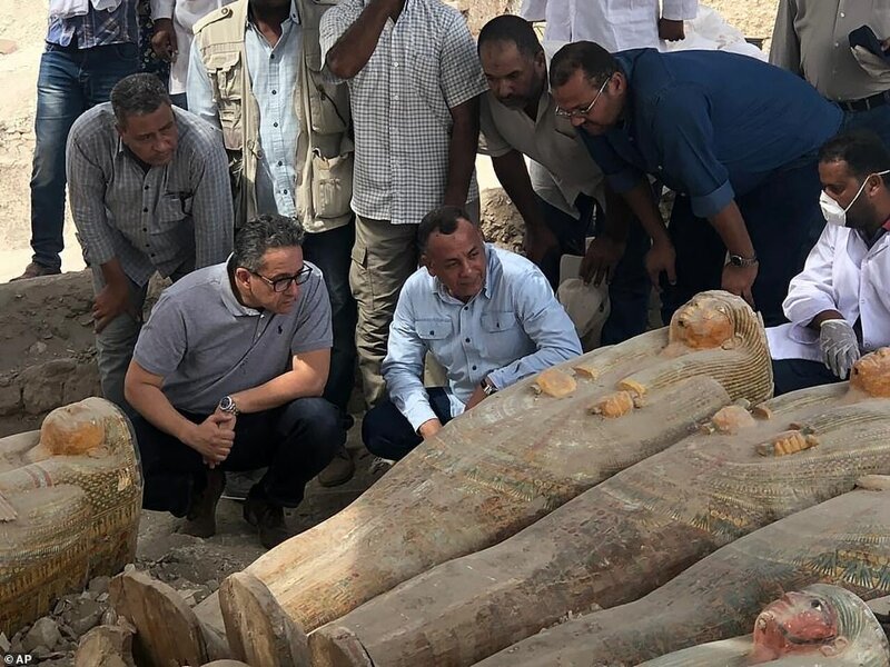 Египетские археологи нашли 20 запечатанных саркофагов