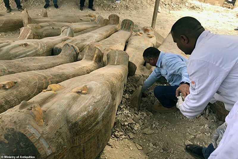 Египетские археологи нашли 20 запечатанных саркофагов