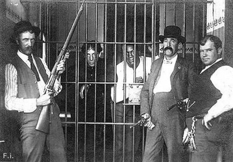 Боксёры Джо Чоински и Джек Джонсон были арестованы в 1901 году за боксёрский поединок. 
