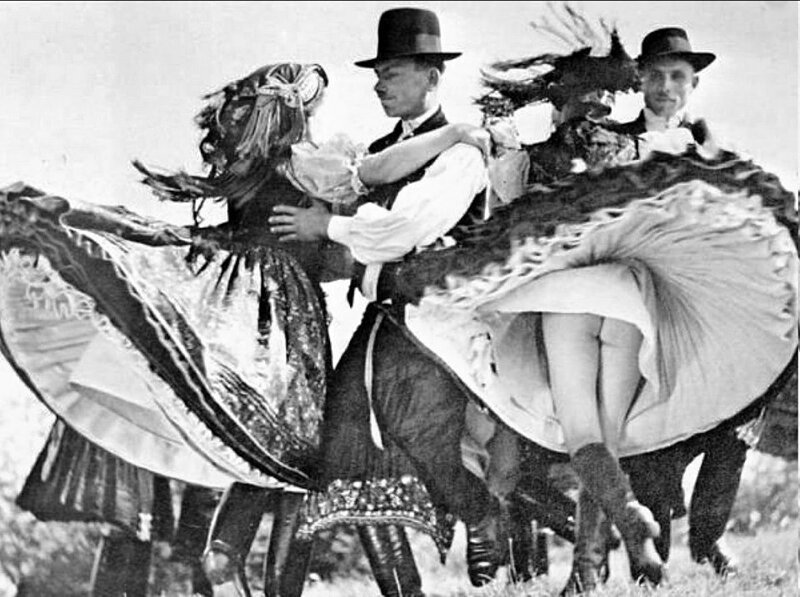 Венгры танцуют чардаш - традиционный венгерский народный танец, Антверпен, королевство Бельгия, 1938 год. 