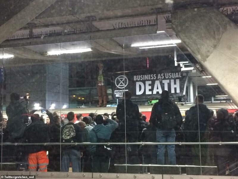 В лондонском метро избили экоактивистов, пытавшихся сорвать движение поездов
