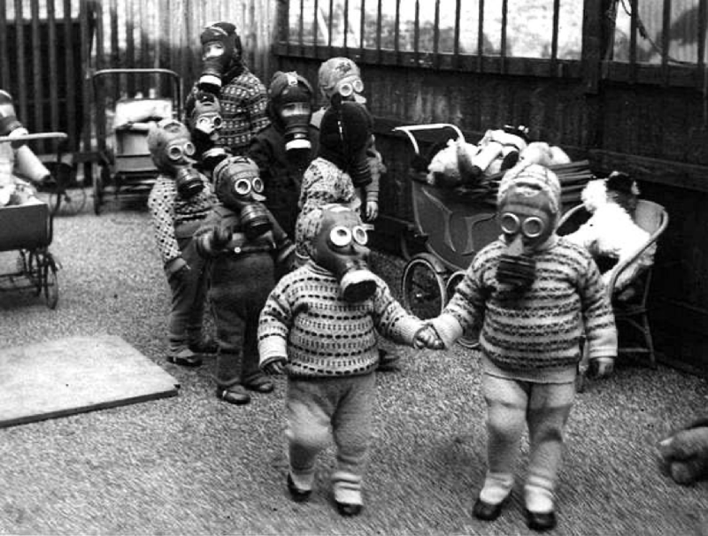 9. Дети в противогазах. Англия, во время Второй мировой войны