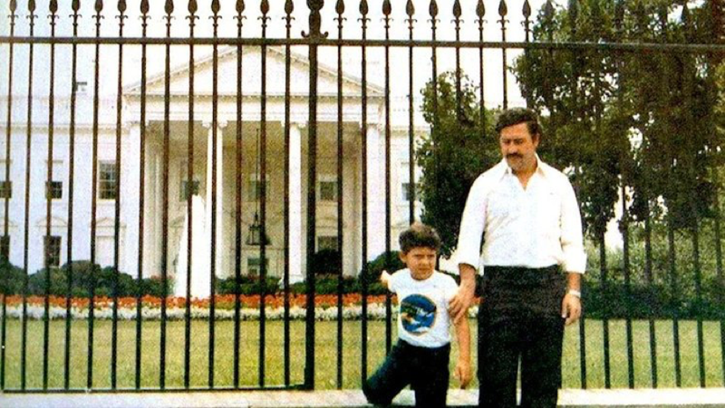 5. Печально известный наркобарон Пабло Эскобар и его сын перед Белым домом, 1981 г.
