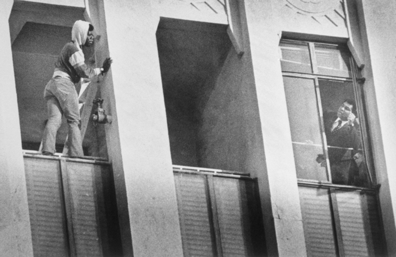 6. Мухаммед Али уговаривает самоубийцу не прыгать вниз, 1981 г.