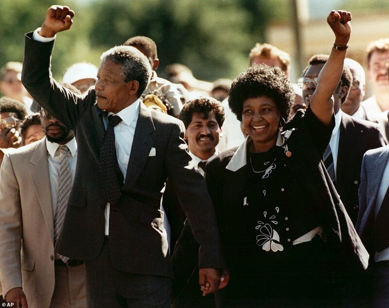 2. Нельсон Мандела и его жена Винни после его освобождения из тюрьмы, Кейптаун, ЮАР, 1990