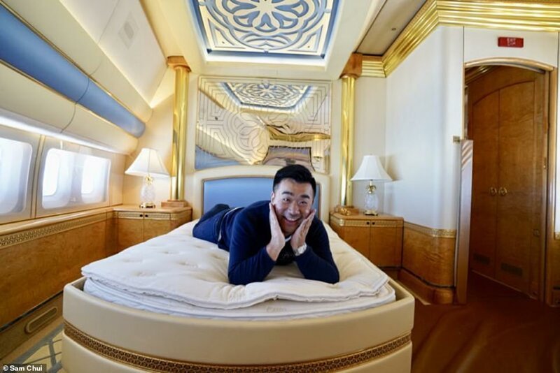 Авиаблогер Сэм Чуй в главной спальне частного самолета Boeing 747