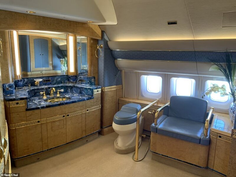 Спальня с ванной располагается в носовой части самолета