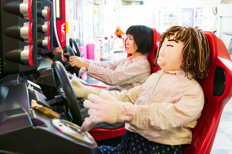 Японка фотографируется с пугалом, чтобы напомнить людям о важной проблеме