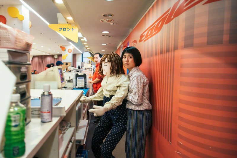 Японка фотографируется с пугалом, чтобы напомнить людям о важной проблеме