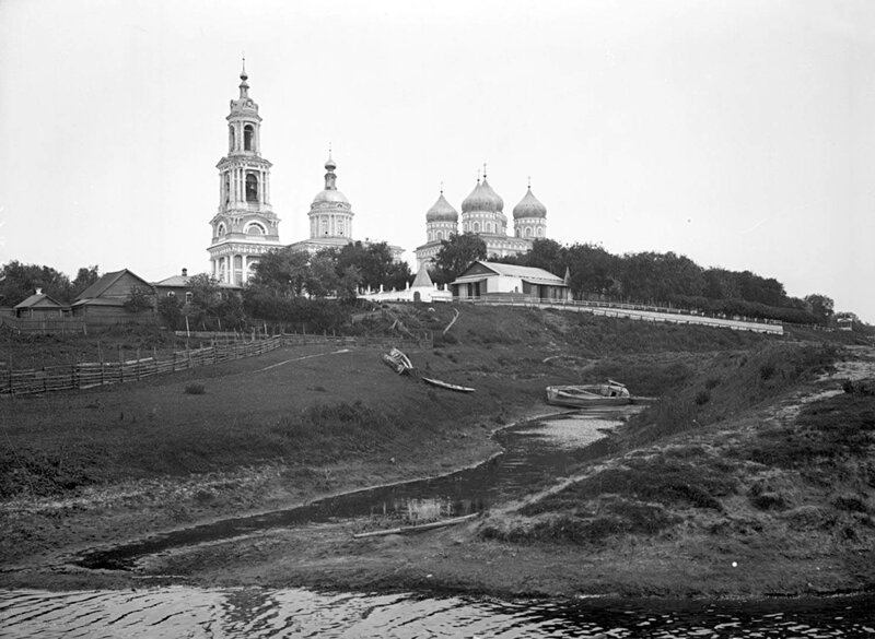 Вид на Покровский собор с реки Киморки, село. Кимры, Тверская губерния, 1903 год