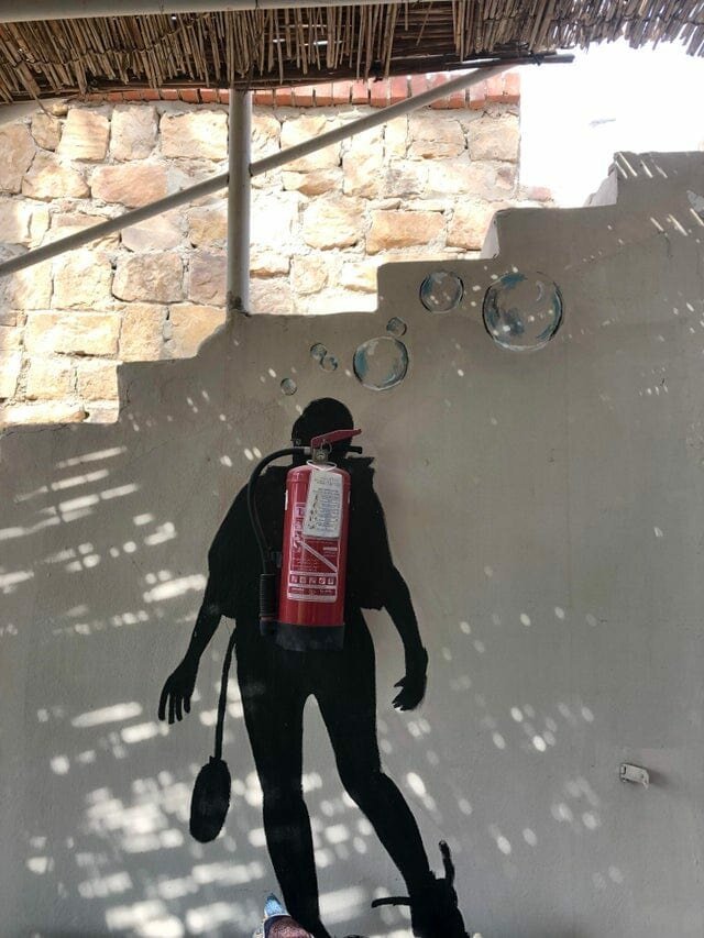 6. Огнетушитель в магазине снаряжения для дайвинга в Египте