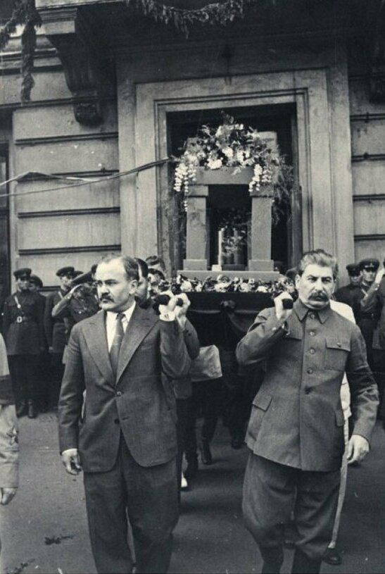 1936 год Сталин и члены политбюро несут урну с прахом Горького