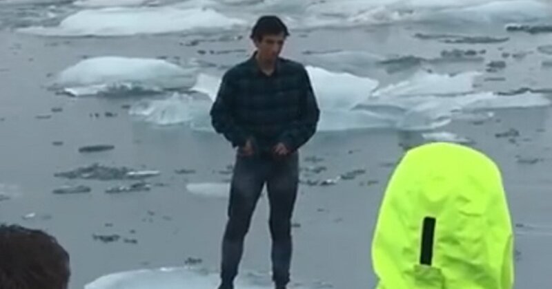 В Исландии турист проигнорировал несколько предупреждающих знаков и вышел на лед 