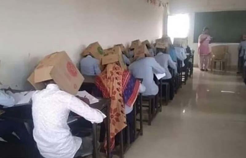 В индийской школе, во избежании списывания, детей заставили сидеть за партами с картонными коробками на головах