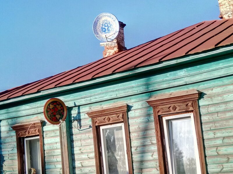Пенсионер из Иваново необычно расписывает спутниковые тарелки