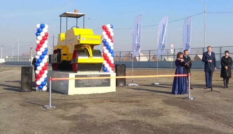 В Бурятии открыли памятник дорожникам