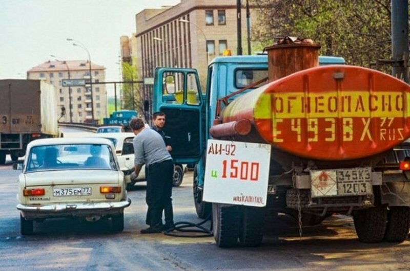  Уличнaя торговля бeнзином, Москва, 1995 год