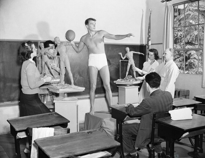 Рональд Рейган, позирующий для класса скульптуры, в Университете Южной Калифорнии. США. 1940 год.