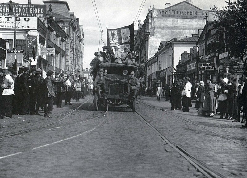 1924 г. Агитационный автомобиль на Мясницкой. Москва.