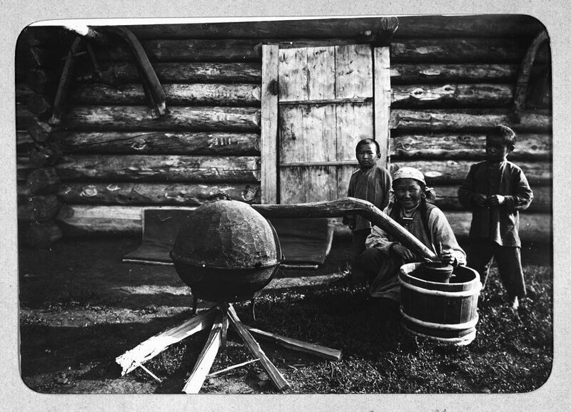 Приготовление молочной водки сибирскими местными жителями. Якутия, конец 19 века