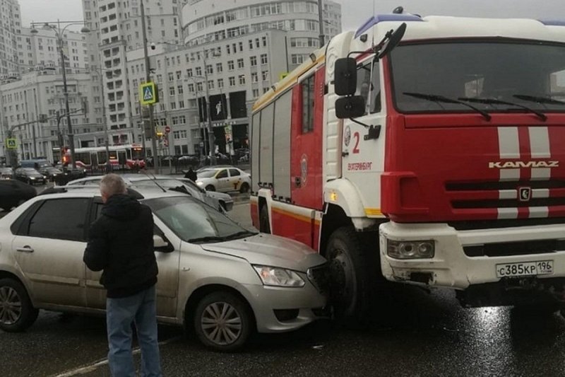 Авария дня. Массовое ДТП с участием пожарного автомобиля в Екатеринбурге