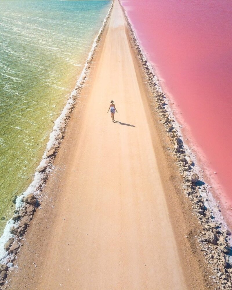 Озера Макдоннелл, Австралия. Из-за высокой концентрации соли они испускают розовый цвет