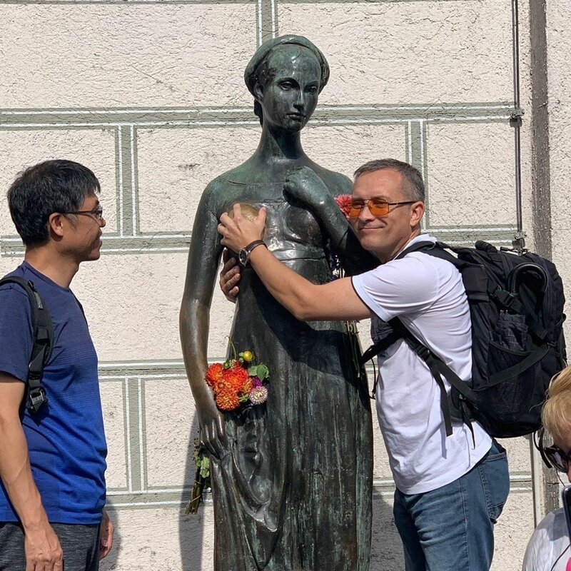 Статуя Джульетты в Мюнхене исцеляет мужчин