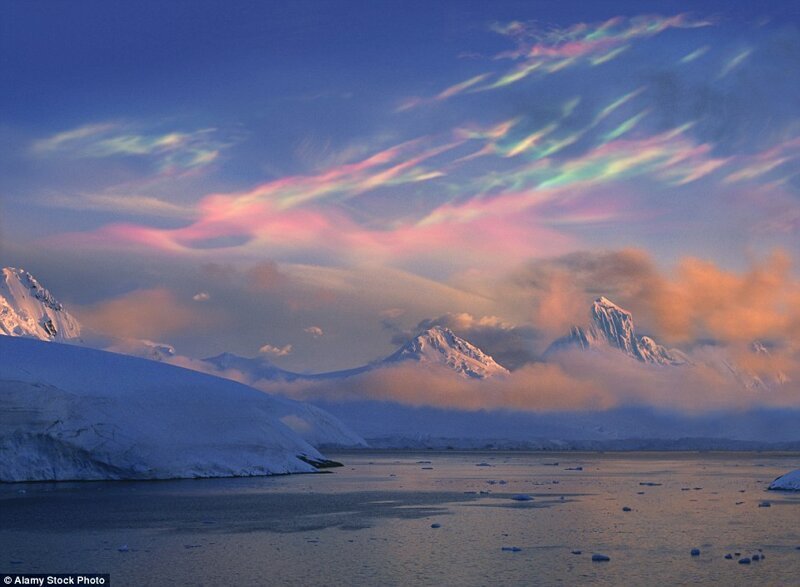 Нет, это не шедевр одного из импрессионистов. Это полярные стратосферные облака, которые часто видны жителям Норвегии и прочих полярных регионов.