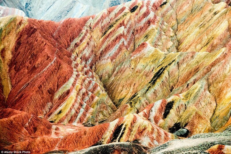 Цветастые холмы в китайском геологическом парке Данься.