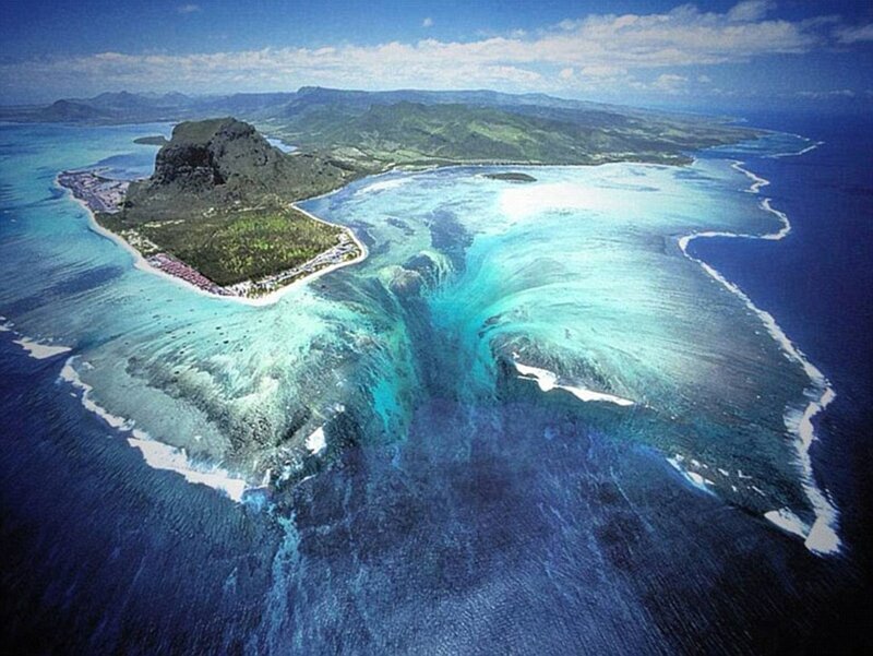 «Подводный водопад» у берегов острова Маврикий в Индийском океане. Эта оптическая иллюзия обусловлена скапливанием илистых отложений и песка.