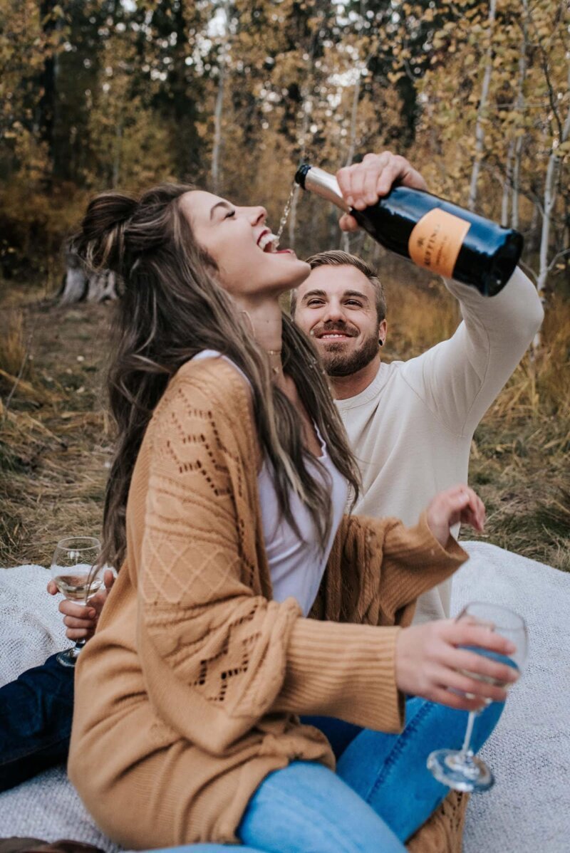 Пара решила повторить снимок, на котором парень заливает в девушку шампанское