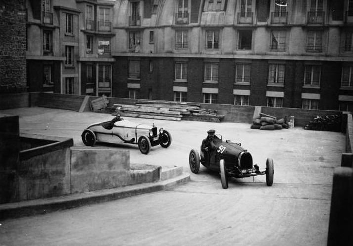 Автомобильная гонка на крытой многоуровневой парковке в Париже