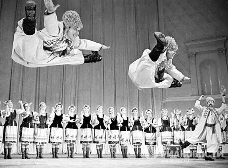 Государственный академический ансамбль народного танца под руководством народного артиста СССР Игоря Александровича Моисеева.