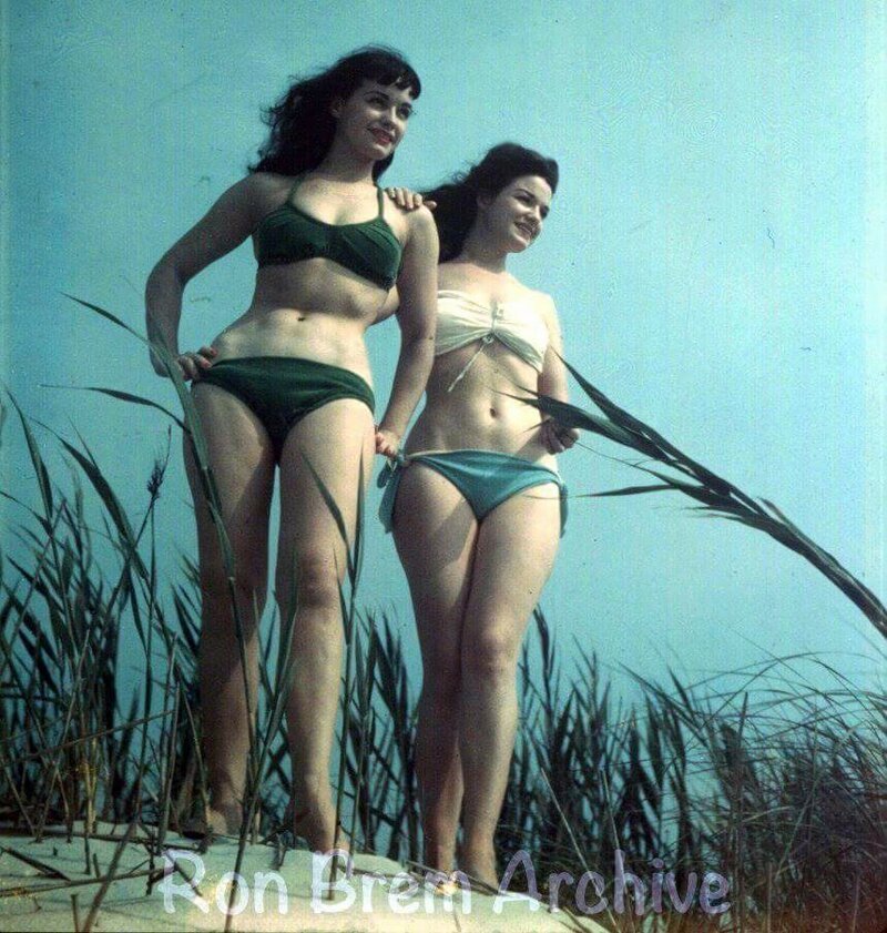Бетти Пейдж с сестрой Голди, 1950-е.