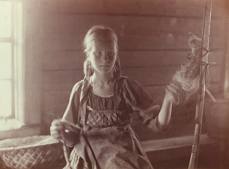 Карелия, 1894 г., девушка за работой.