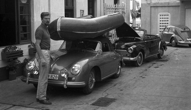 Кабриолет 356 не повод отказываться от использования надувной лодки на отдыхе — просто надо закрепить её на крыше. И в путь!