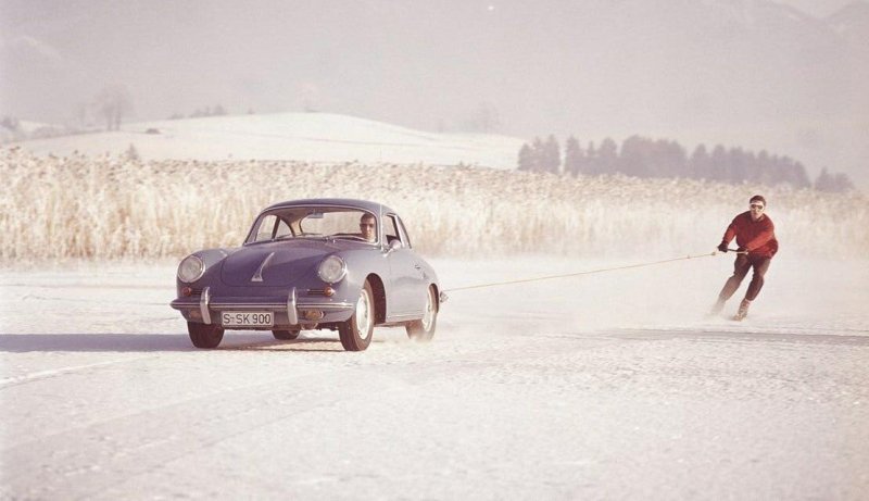 Владея автомобилем Porsche 356 можно не ездить в горы для катания на лыжах — подойдет и заснеженное поле!