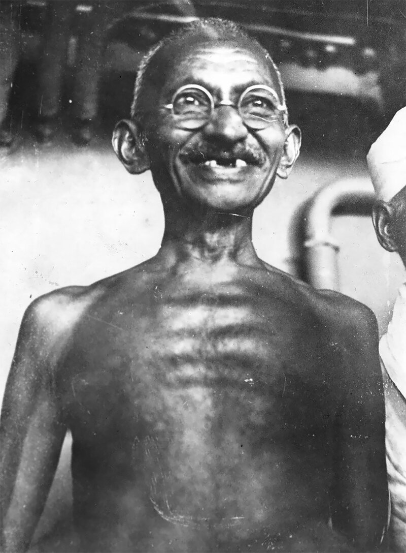 8. Индийский лидер и правозащитник Махатма Ганди (Мохандас Карамчанд Ганди, 1869–1948). ок. 1931 г.