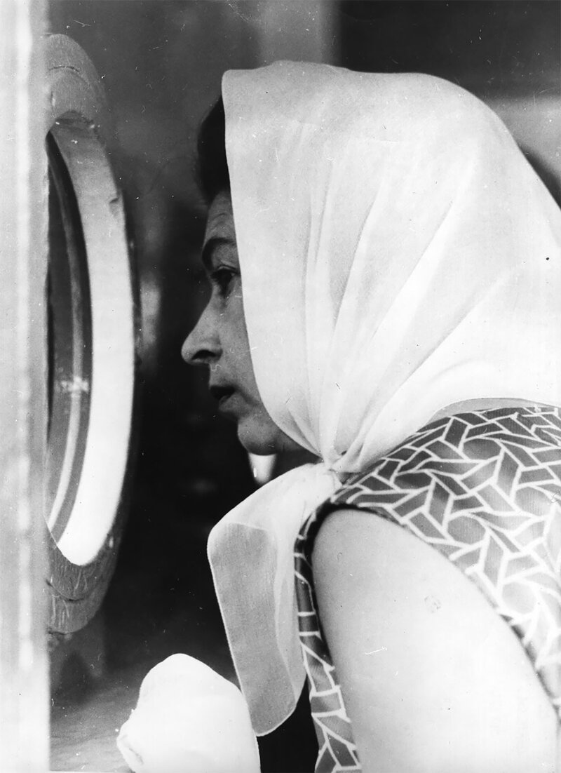 18. Королева Елизавета II наблюдает за морскими обитателями в Подводном аквариуме на Зеленом острове, являющемся частью Австралийского Большого Барьерного рифа. 27 апреля 1970 г.