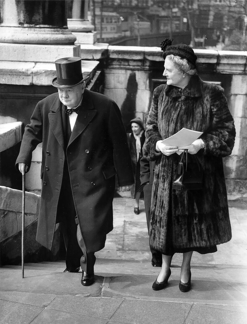 12. Уинстон Черчилль (1874–1965), британский государственный деятель и премьер-министр (1940–1945, 1951–1955) и миссис Черчилль. 1950 г.