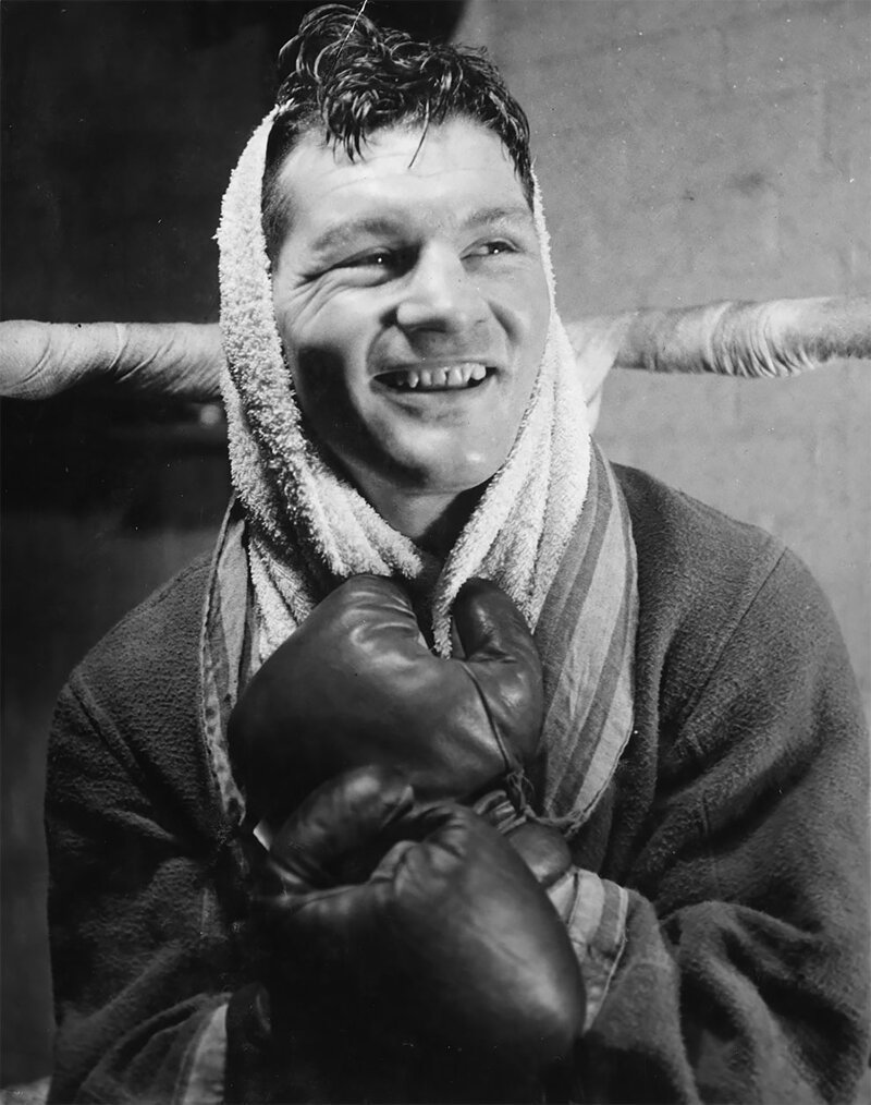 33. Британский боксер-тяжеловес Брюс Вудкок во время подготовки к бою против американца Ли Савольда. Апрель 1950 г.