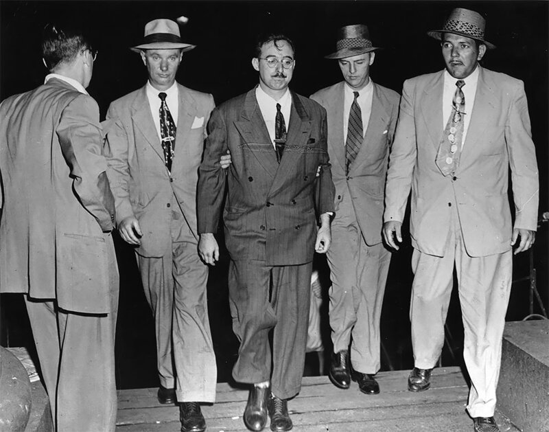 17. Агенты ФБР сопровождают Джулиуса Розенберга, 32-летнего инженера (предположительно причастного к делу об атомном шпионаже), в здание ФБР. 17 июля 1950 г.