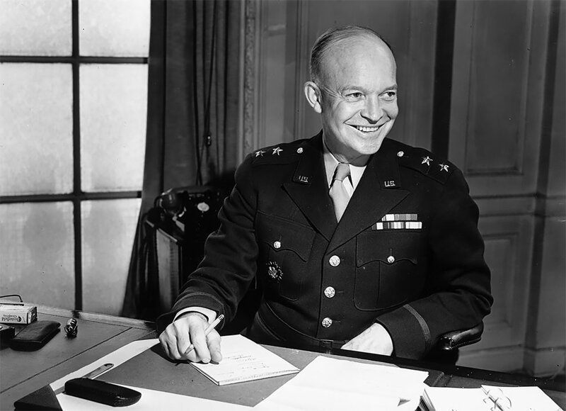 26. Недавно назначенный генерал-лейтенант Дуайт Эйзенхауэр (1890–1969), верховный командующий союзными войсками в Европе, а затем 34-й президент Соединенных Штатов Америки.  9 июля 1942 г.